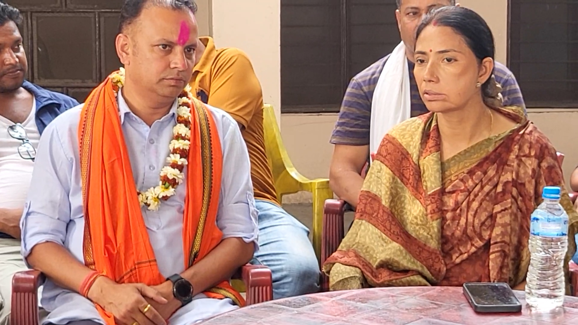 विजयी भएपछि मनिष झाले पराजितसँग भेटेरे  परामर्श लिए